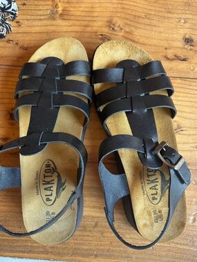 Womans 8 Strappy Leather Sandals
